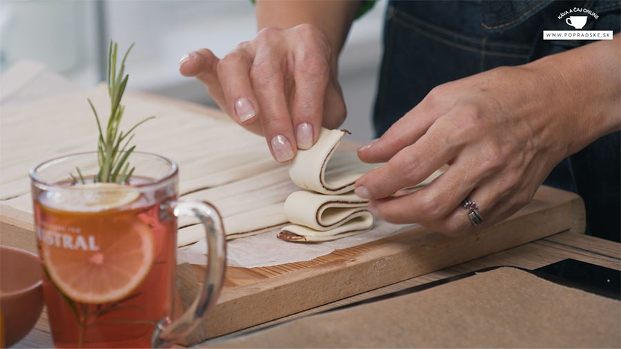Tvarovanie vianočného stromčeka z lístkového cesta