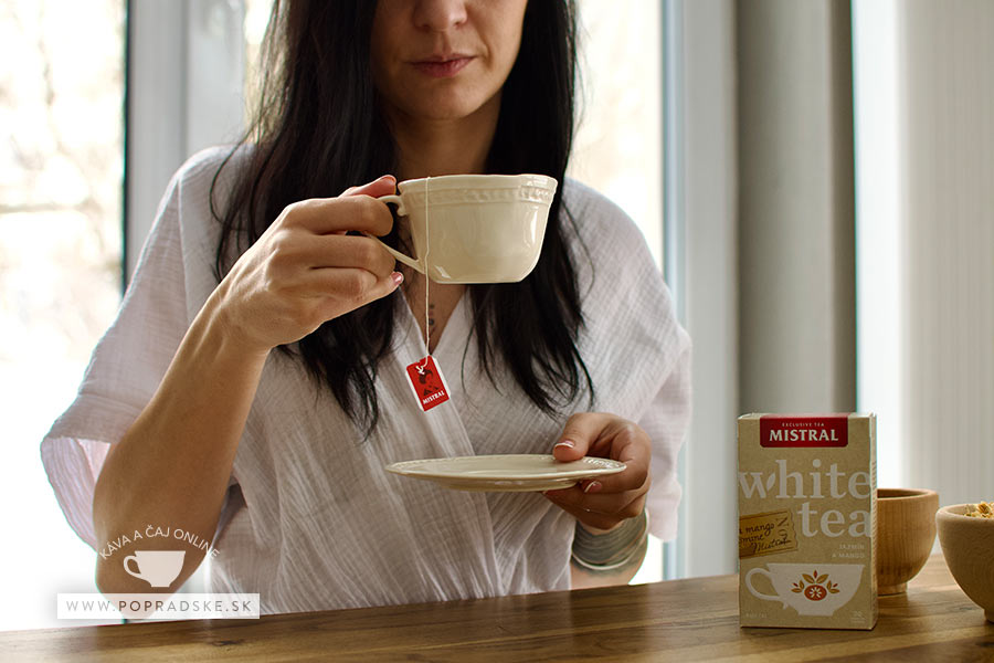 IŽena pri pití čaju popradske