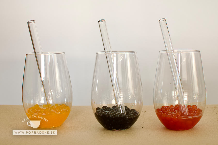 Tri priehľadné poháre naplnené ovocnými guličkami do bubble tea s rôznymi príchuťami