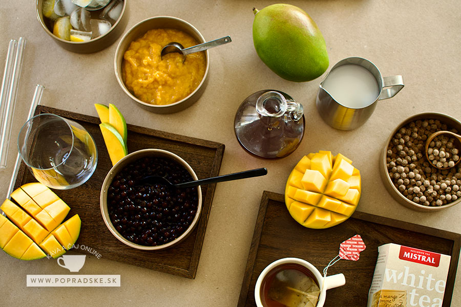 Ingrediencie na domáce bubble tea položené na kuchynskej linke fotené zhora