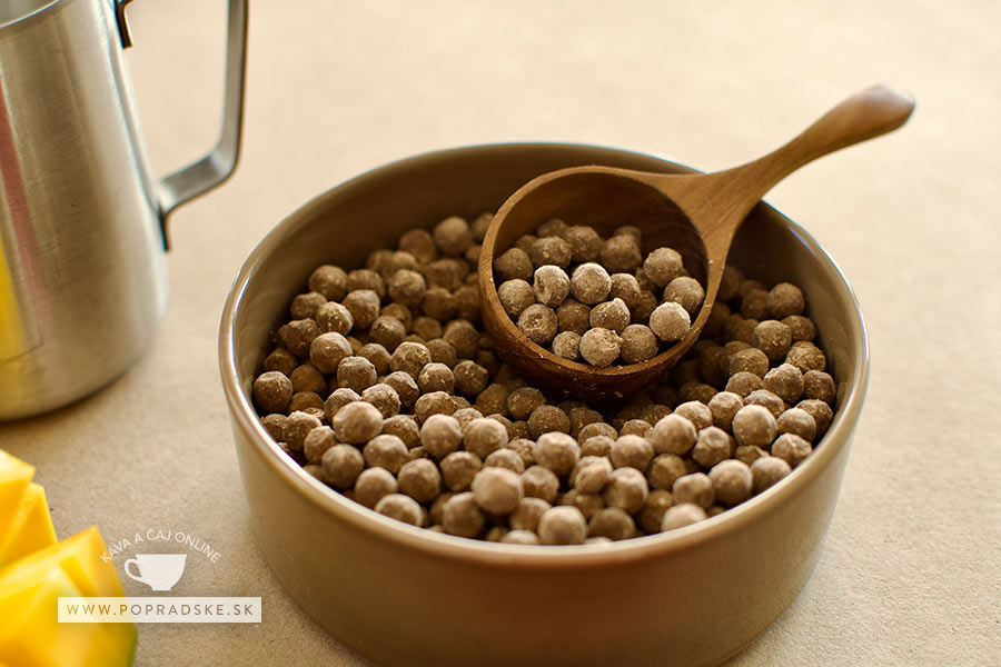 Tapiokové perly pred uvarením uložené v hnedej miske s vareškou