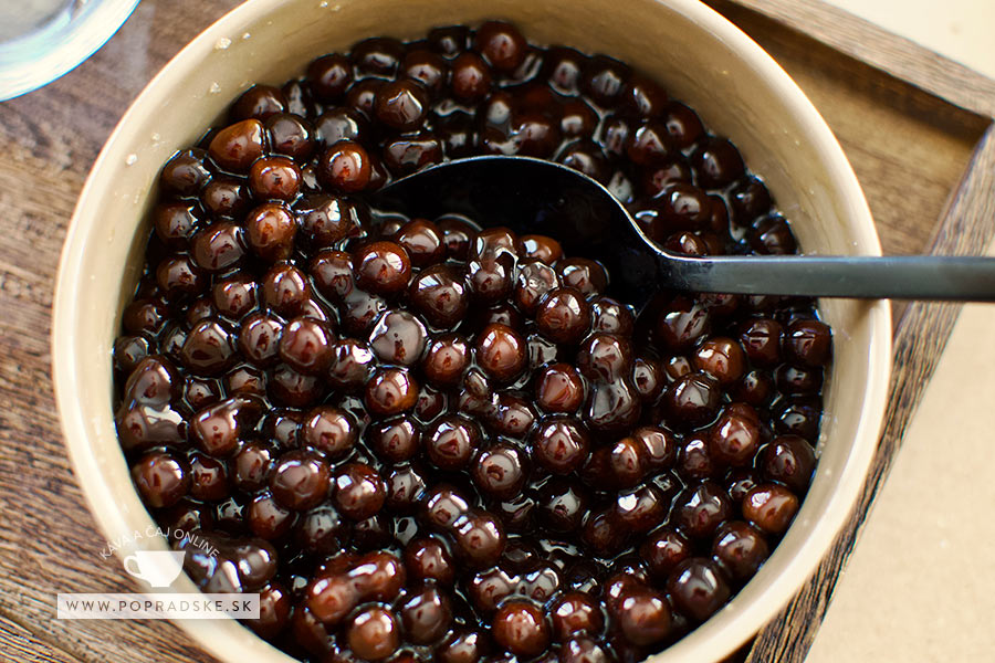 Ovocné praskajúce guľočky do bubble tea čiernej farby uložené v hnedej miske s lyžicou