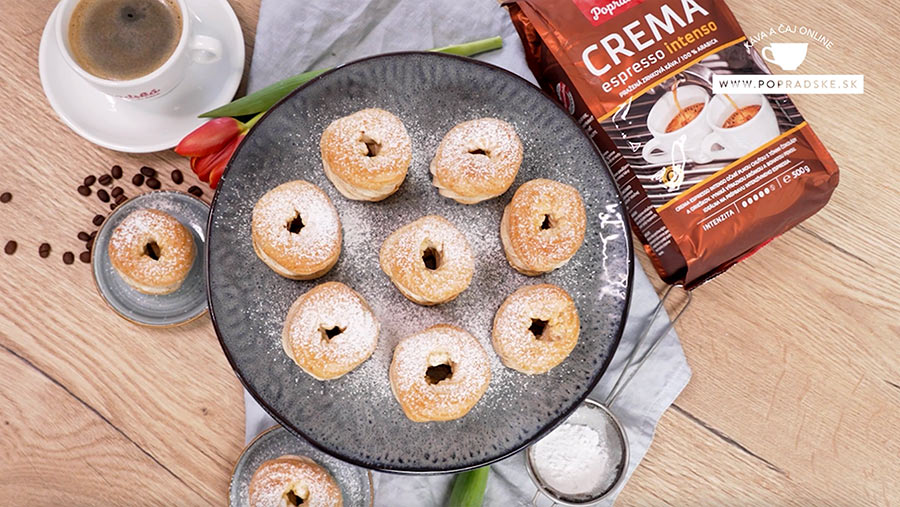 Odpaľované venčeky servírované s kávou popradské na drevenom stole