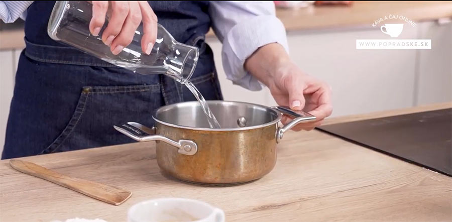 Príprava cesta na odpaľované venčeky v sivom hrnci