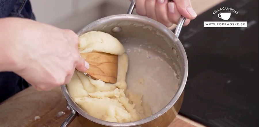 Ženské ruky miešajú odpaľované cesto na venčeky v sivom hrnci