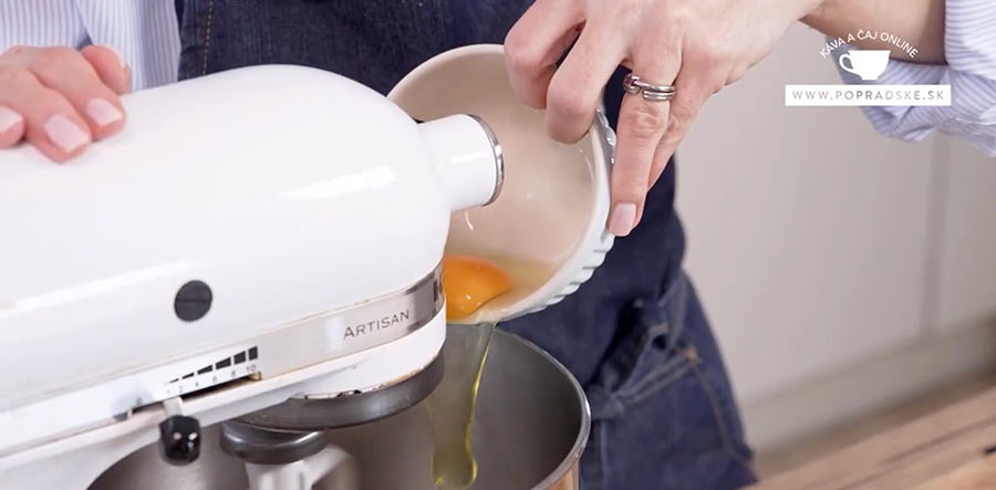 Miešanie cesta na venčeky s vajíčkami pomocou mixéra v sivej nádobe