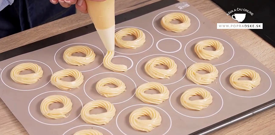 Vytváranie venčekov z odpaľovaného cesta na plechu