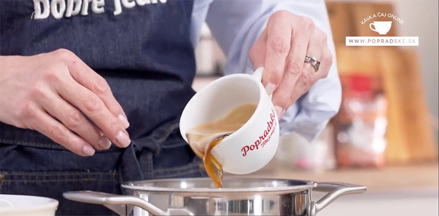 Ženské ruky pripravujú kávovú plnku do venčekov