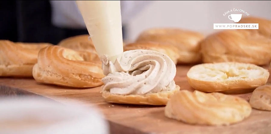 Plnenie odpaľovaných venčekov kávovým krémom