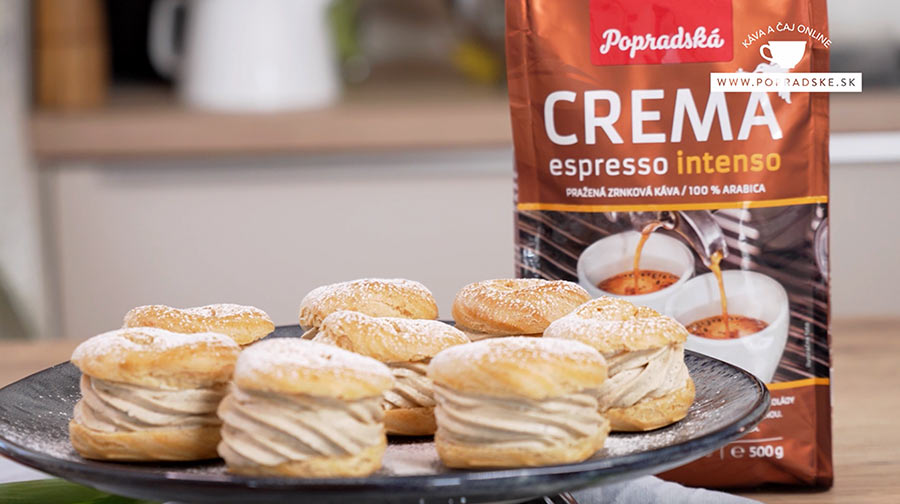 Odpaľované venčeky plnené kávovým krémom pripravené na podávanie s kávou popradské v pozadí