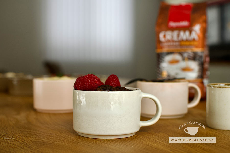 Čokoládový mug cake zdobený malinami