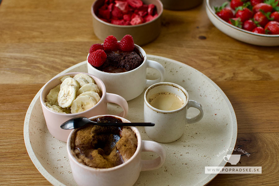 Čokoládový, banánový a klasický mug cake podávané s kávou Popradská