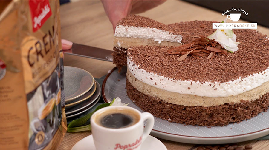 Zákusok oblíž prst v tortovej forme podávaný s kávou na hnedom stole
