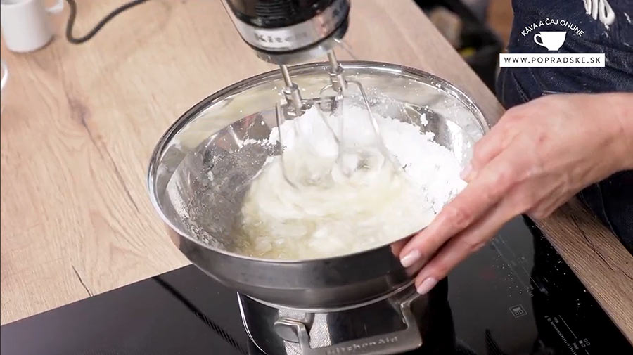 Príprava bielkovej vrstvy na koláč oblíž prst pomocou mixéru