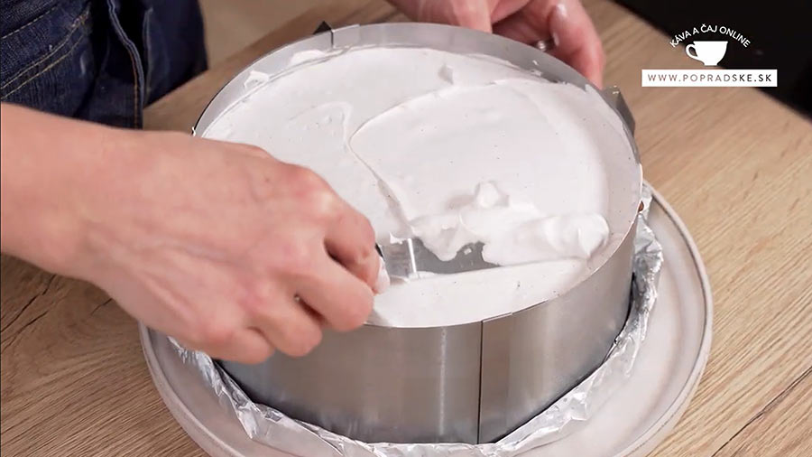 Nanášanie bielkového krému na oblíž prst v tortovej forme
