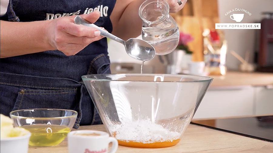 Ženské ruky miešajú ingredience na korpus pre koláč oblíž prst