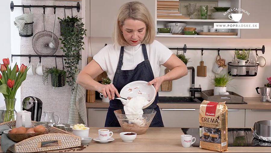 Pridávanie snehu z vaječných bielok do cesta na korpus koláča v modernej kuchyni