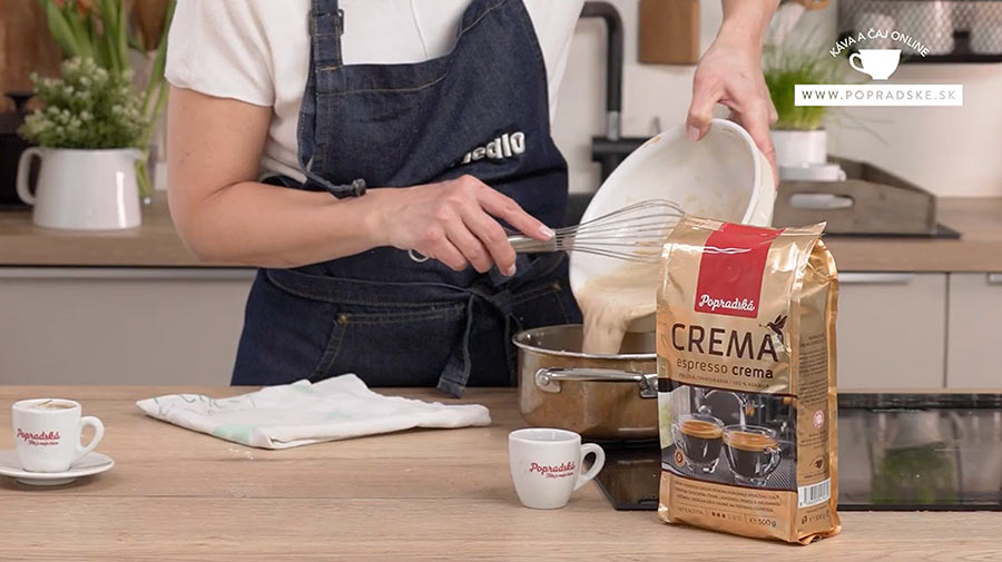 Prelievanie zmesi do hrnca na varenie s kávou popradské v pozadí