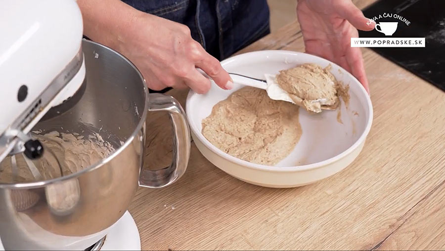 Ženské ruky pridávajúce vychladnutý puding do nádoby na vyšľahanie