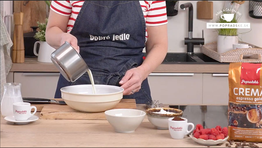 Pridávanie smotany do cesta