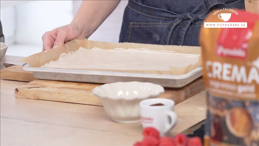 Cesto na piškótovú roládu pripravené do rúry