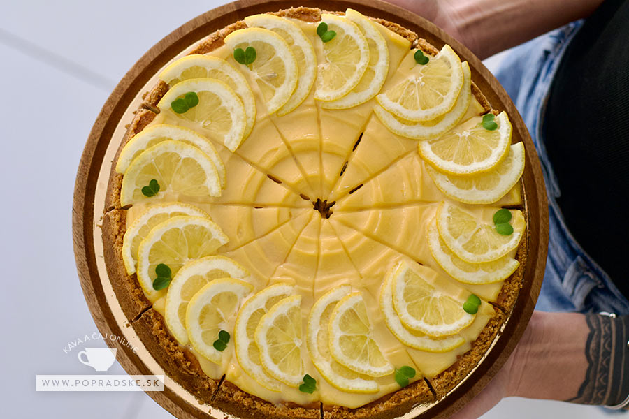 Naberanie kúska citrónového cheesecaku poliateho polevou