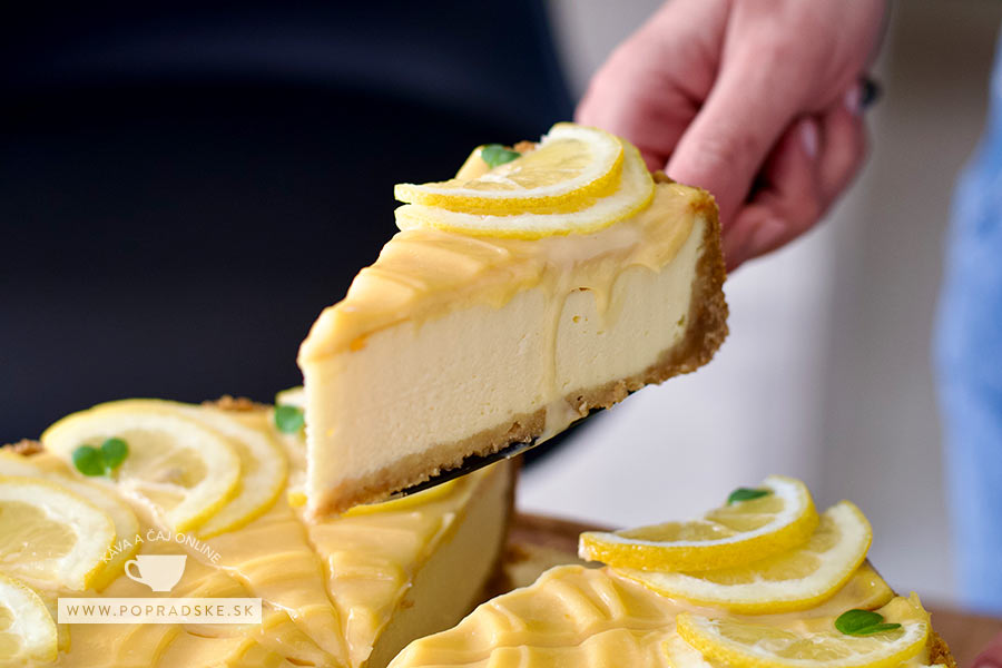 Citrónový cheesecake odfotený zhora v tortovej forme