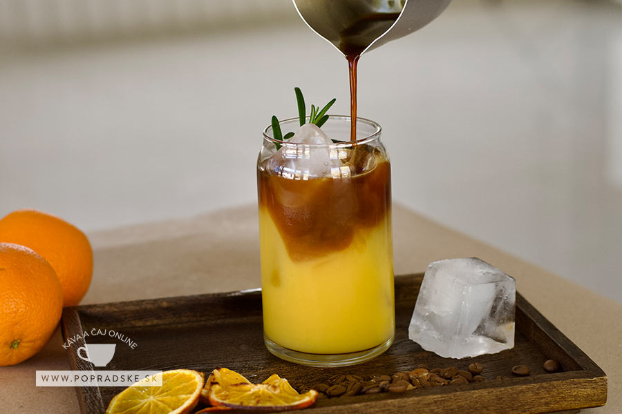 Nalievanie espresso shotu do pomarančového džúsu s cieľom prípravy espresso orange