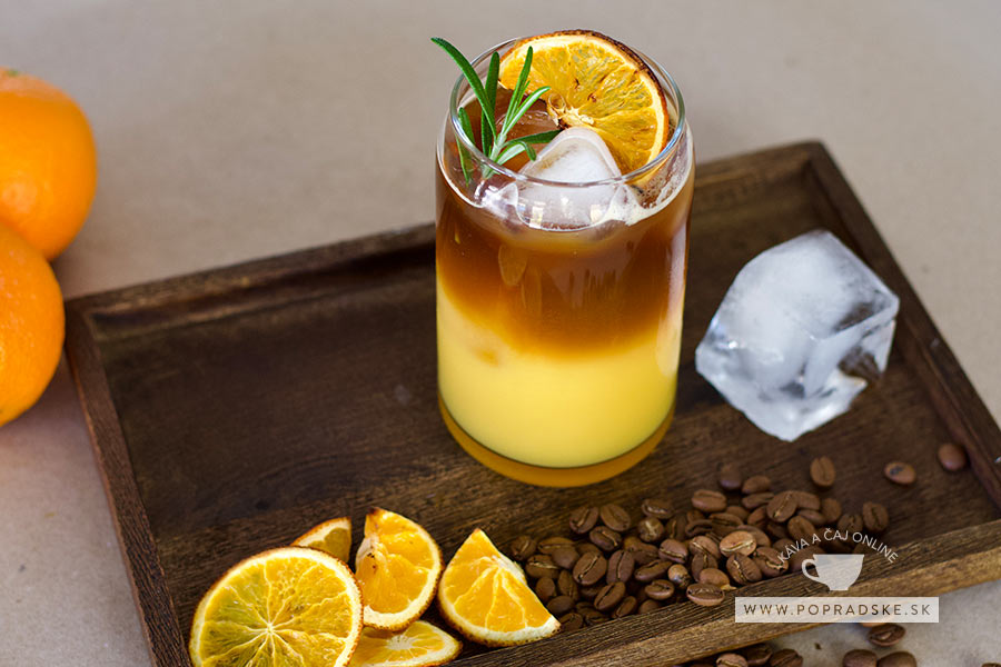 Virálne espresso orange pripravené na podávanie s pomarančami v pozadí.