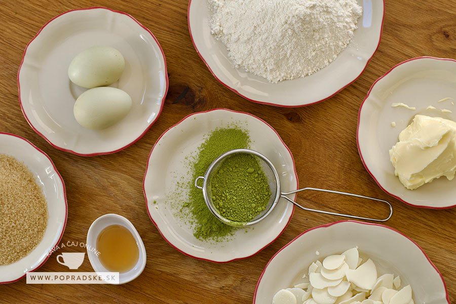Pripravené ingrediencie na matcha cookies položené na stole