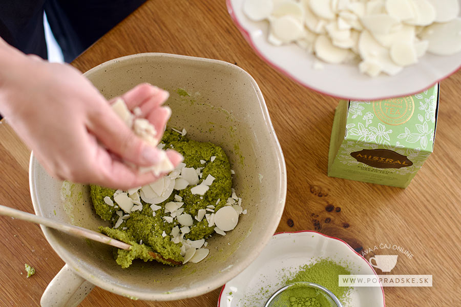 Človek mieša cesto na matcha cookies podľa receptu