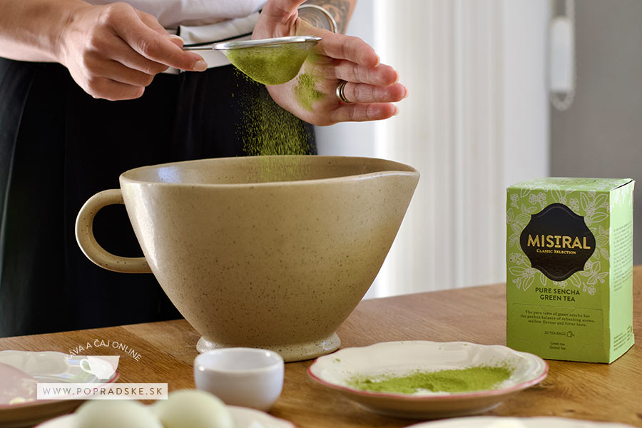 Človek sype matchu vo forme prášku do cesta matcha cookies