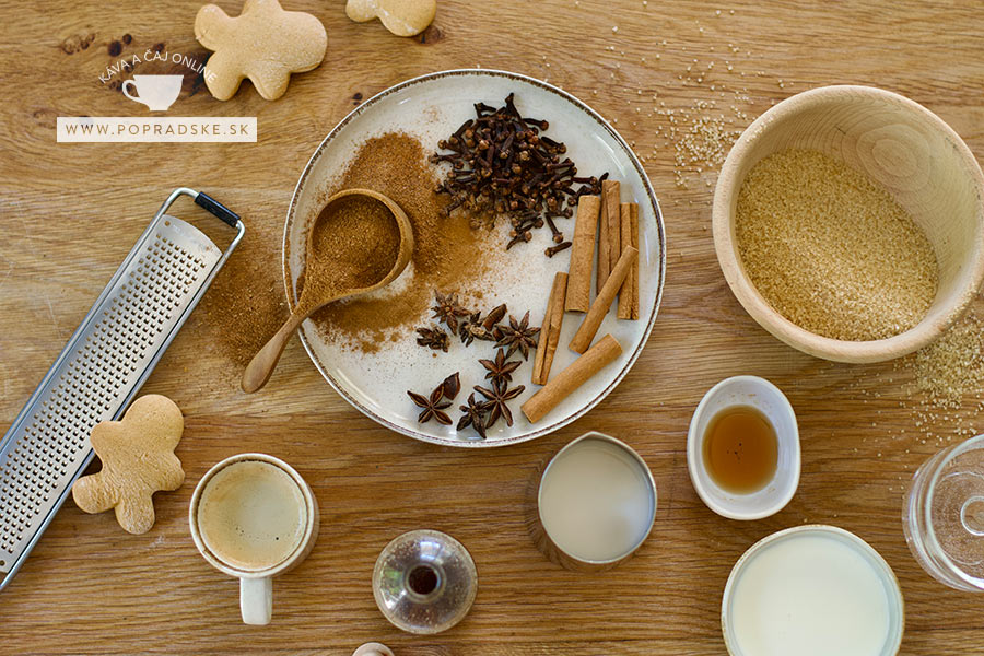 Pripravené ingrediencie na perníkové latte položené na drevenom stole