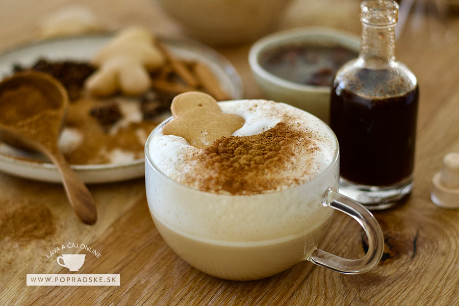 Pripravené domáce gingerbread latte v priehľadnom pohári